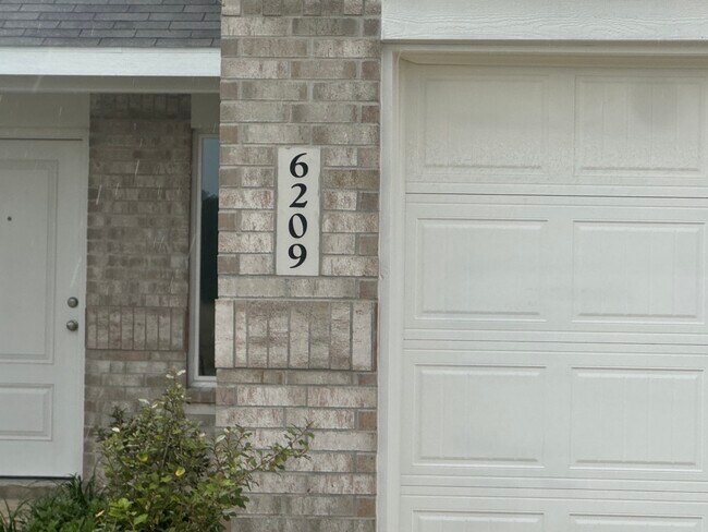 Building Photo - 6209 Alder Crk Dr
