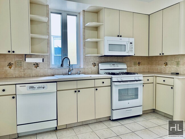 Building Photo - LARGE 3 BEDROOM IN BAY RIDGE!!! PARROTT PLACE