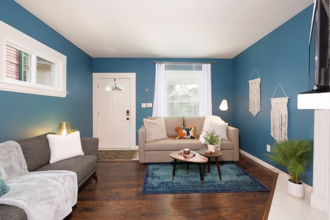 Foto del edificio - 2156 W 34th Pl