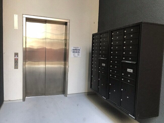 Interior Photo - Lido Apartments - 4025 Grandview