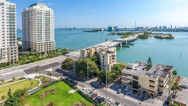 Foto del edificio - 7845 NE Bayshore Ct
