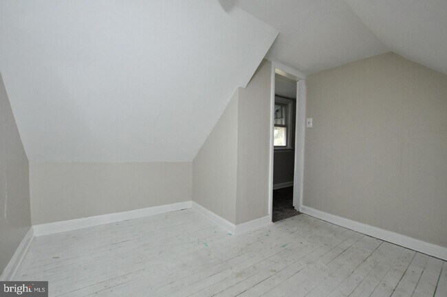Building Photo - 526 Lakehurst Rd