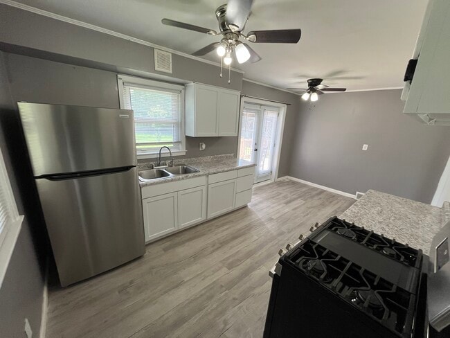 Building Photo - 3508 Robin Dr