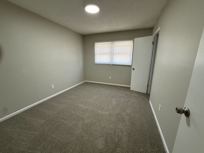 Building Photo - 605 E Central Ave