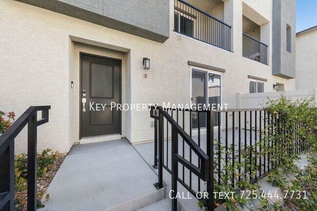 Building Photo - Experience Resort-Style Living - 3BR Townh...