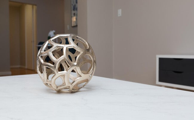 Building Photo - 240 E 81st St