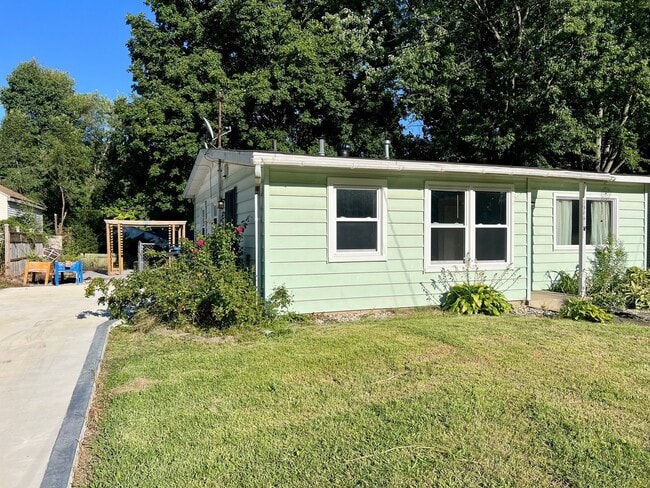 Building Photo - 3 Bedroom 1 Bathroom House for Rent