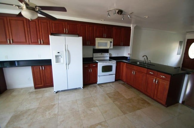 Interior Photo - 766-770 Isenberg St