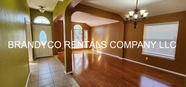 Foto del edificio - 4509 Twin Oaks Cir
