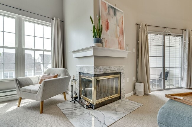 Building Photo - Top Floor Condo with Loft!
