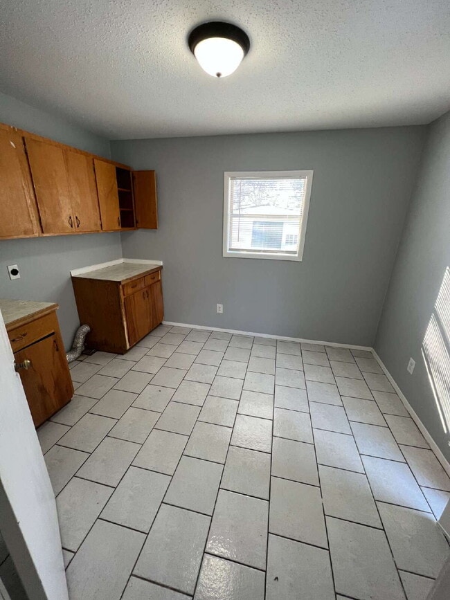 Building Photo - "Charming 3-Bed, 2-Bath Home with Spacious 1,476 Sq Ft Layout in Jonesboro's Heart!"