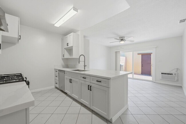 Building Photo - Stunning Single Story Condo in Gated Community - Just Refinished!