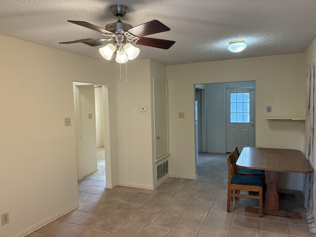 Foto del edificio - 1219 Truman Ln