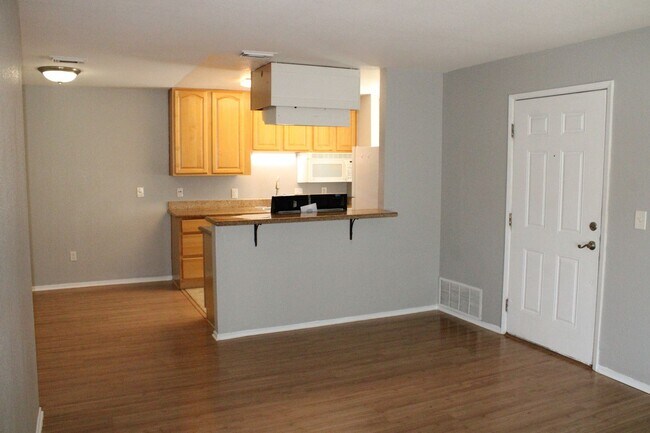 Building Photo - **PENDING** 3 Bedroom, 2 Bathroom Upstairs...