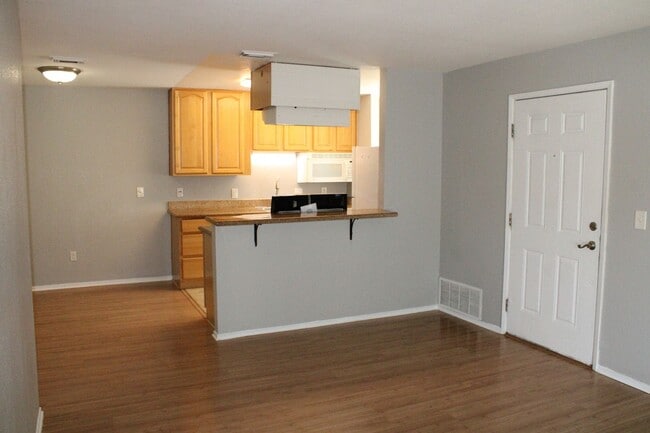 Foto del edificio - **PENDING** 3 Bedroom, 2 Bathroom Upstairs...