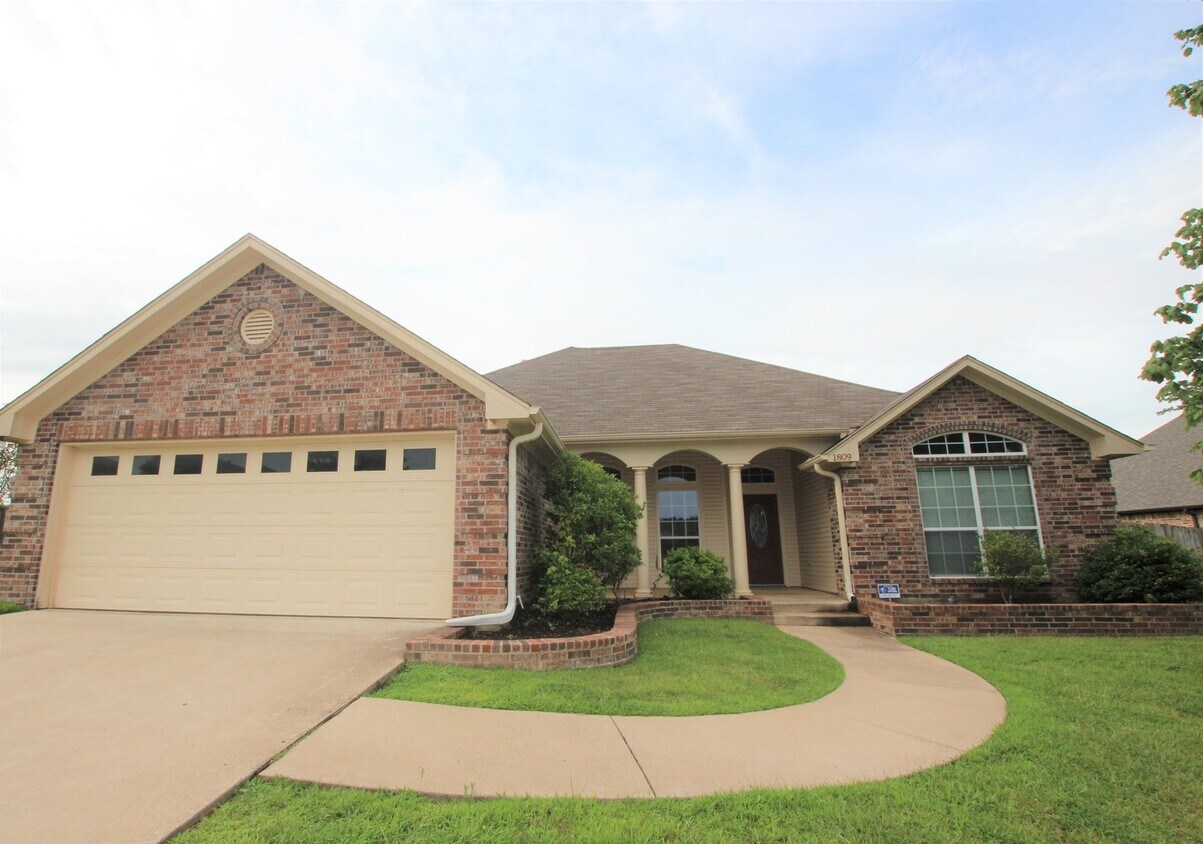 Foto principal - Coming Soon: Beautiful 3 Bedroom, 2 Bath n...
