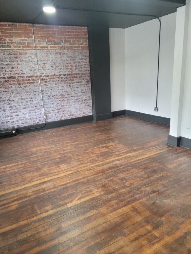 Large Livingroom - 607 Lincolnway