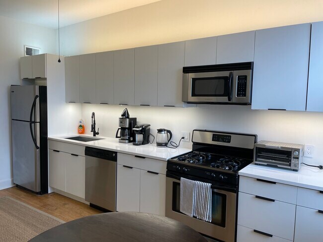 Fully functioning and accessorized kitchen - 3489 N Elston Ave