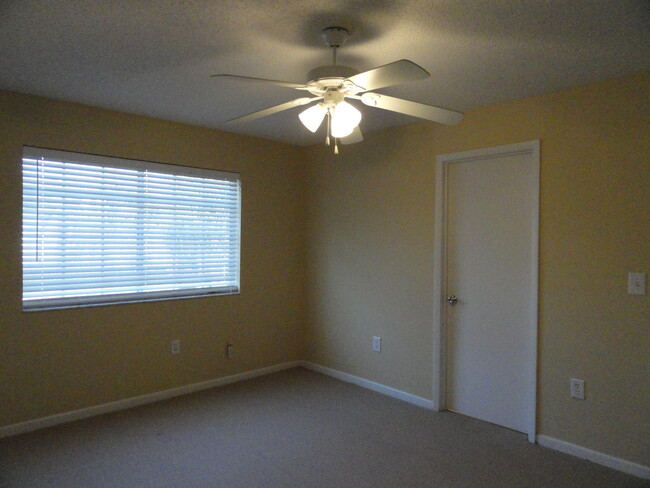 Foto del edificio - 1733 Village Blvd