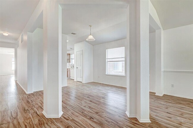 Building Photo - 1305 4 Cabin Ct