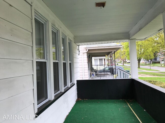 Building Photo - 3 br, 1.5 bath House - 333 McNaughton St