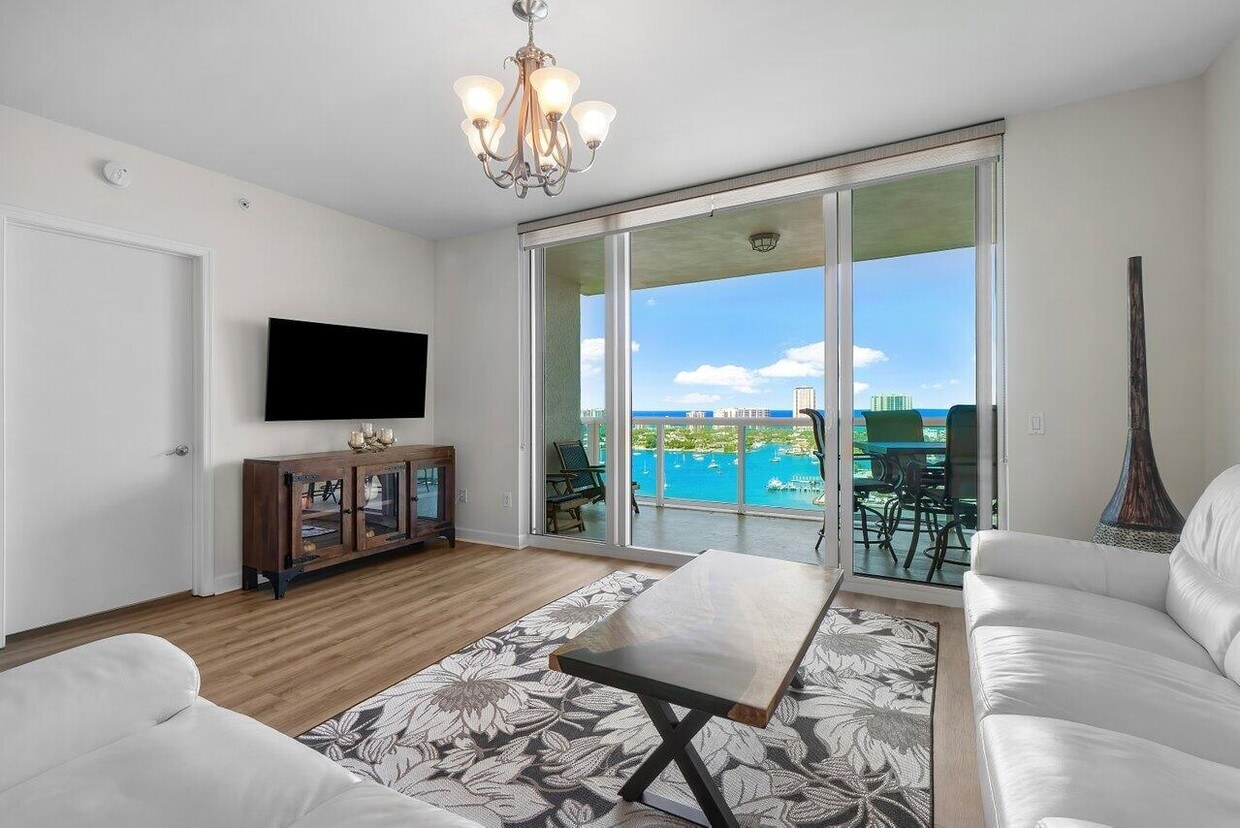 Foto principal - 2640 Lake Shore Dr