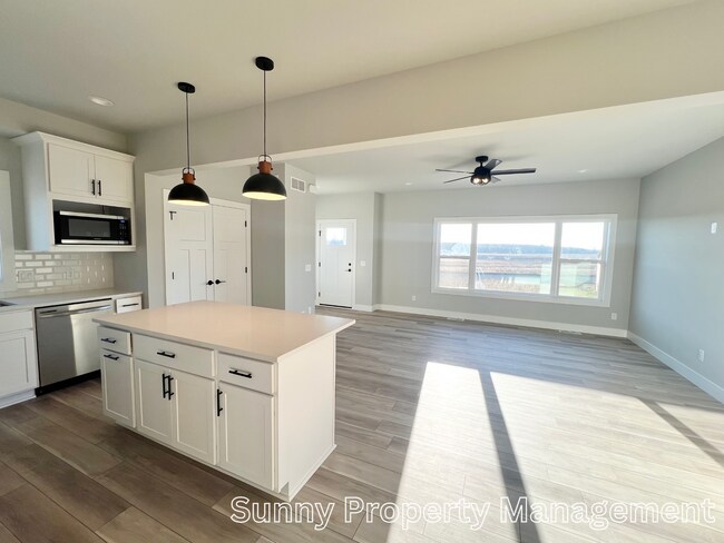 Building Photo - 4836 Romaine Rd