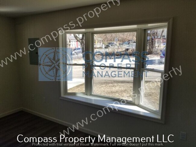 Building Photo - $1895 - 3 Bed, 1.5 Bath 1st Floor Apartmen...