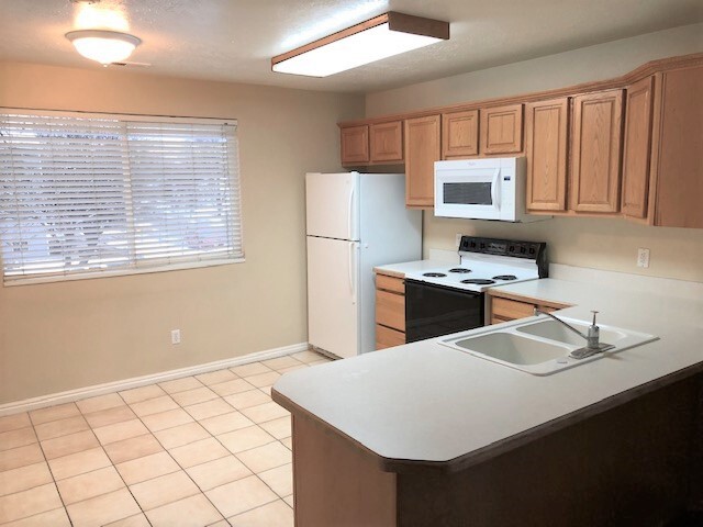 Tile Kitchen with all Appliances - 414 400 N