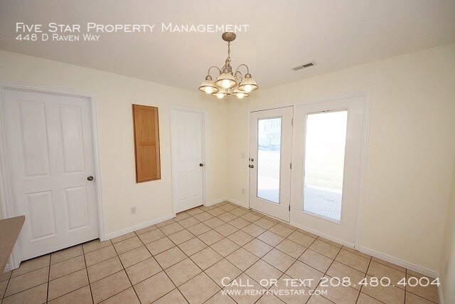 Foto del edificio - 448 Raven Way