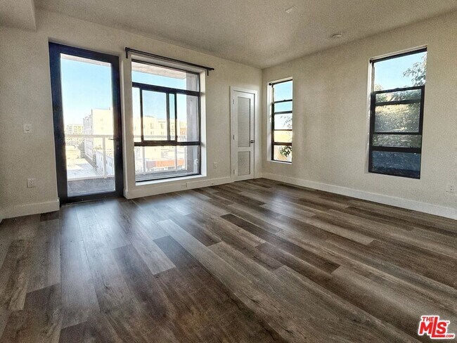 Building Photo - 723 S St Andrews Pl