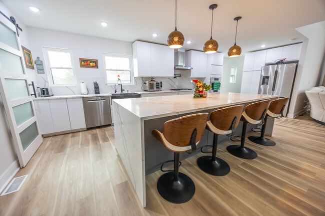 Foto del edificio - 7980 Royal Ave