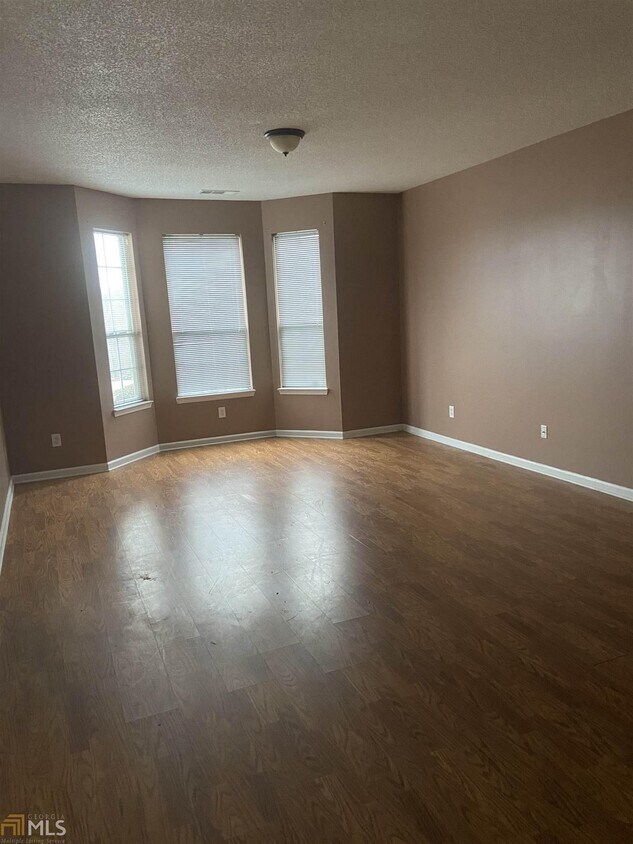 Foto del edificio - 7598 Creekside Ln