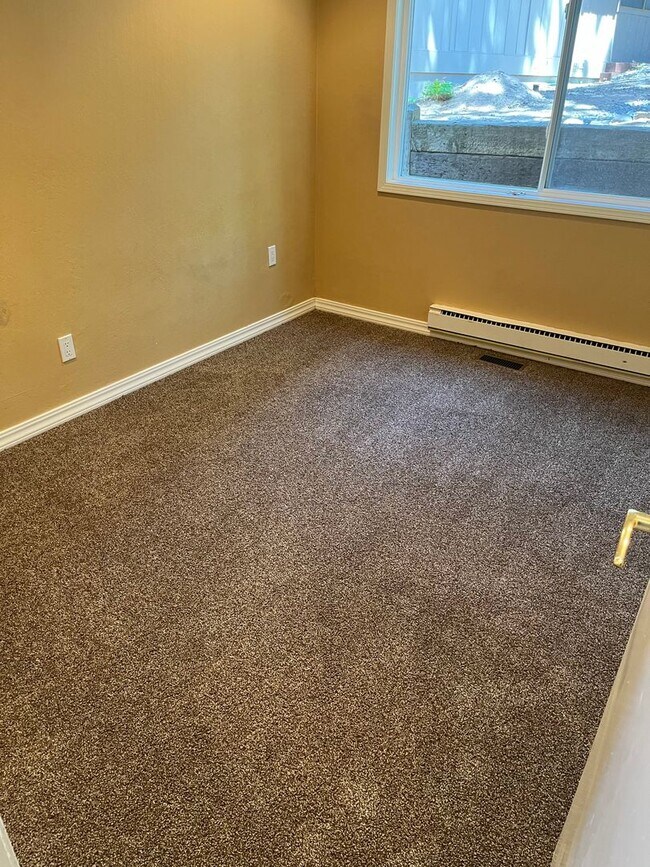 Building Photo - Available Now! 4 bedroom, 2.5 bath unit