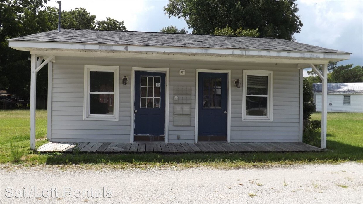 Primary Photo - Studio, 1 bath House - 711 Broad Street