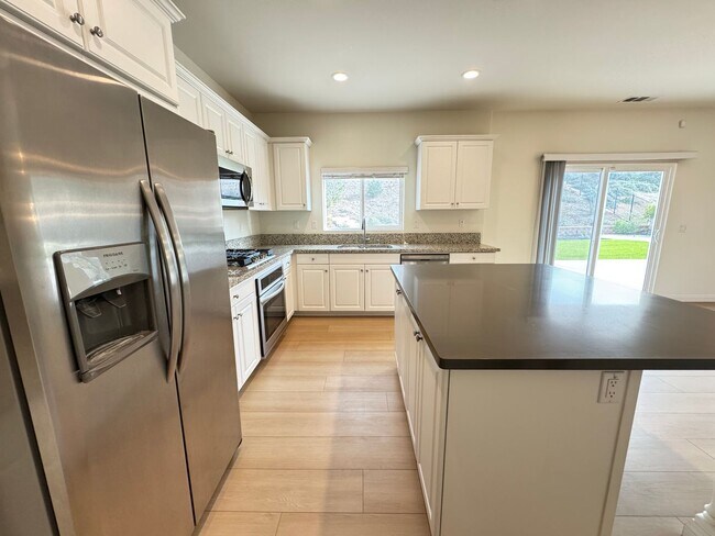 Foto del edificio - Beautiful 5Bd/3.5Ba Home in Cul-de-Sac in Riverside w/new Turf Back Yard and New Carpet!