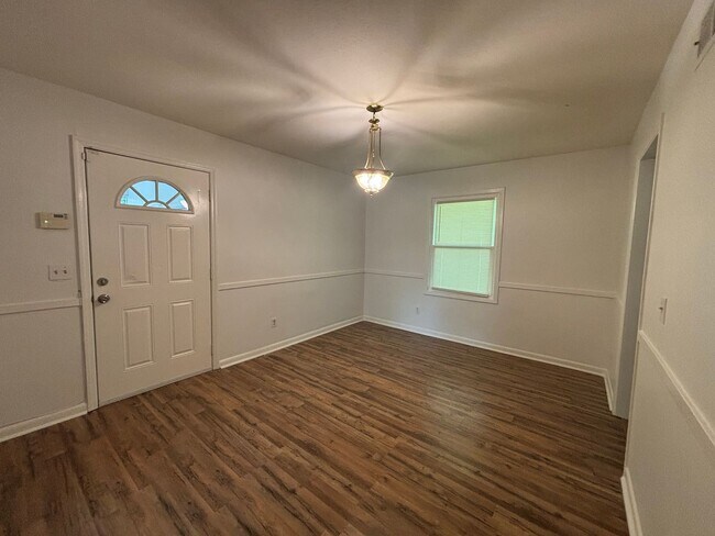 Building Photo - Beautiful 3 Bedroom, 2 Bath Home in a Quie...