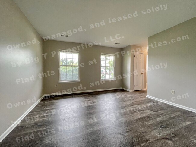 Foto del edificio - Large 4 bedroom 2.5 bath 2 car garage hous...