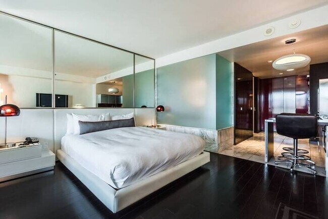 Foto del edificio - Stunning Escape Top Floor Strip-View Studi...