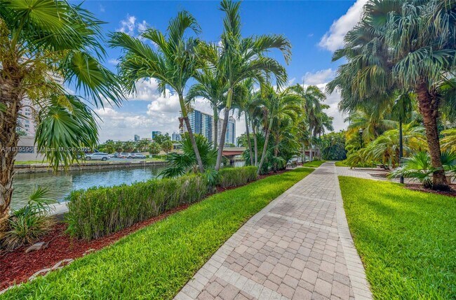 Foto del edificio - 17150 N Bay Rd