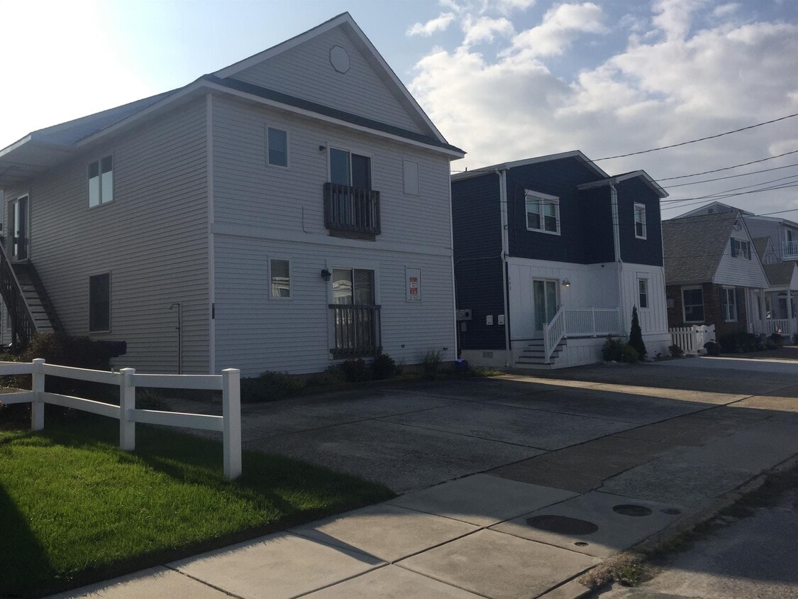 344 36th St S Unit Top floor, Brigantine, NJ 08203 Room for Rent in