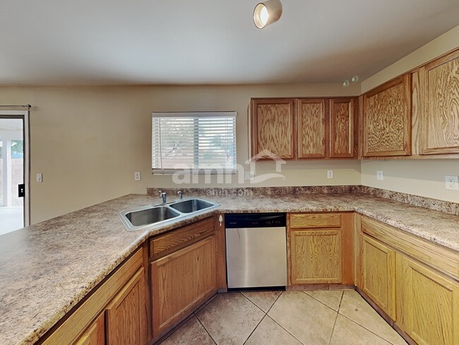 Building Photo - 765 W Flaming Arrow Dr