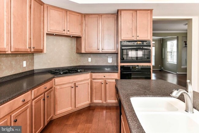 Building Photo - 13592 Village Green Dr