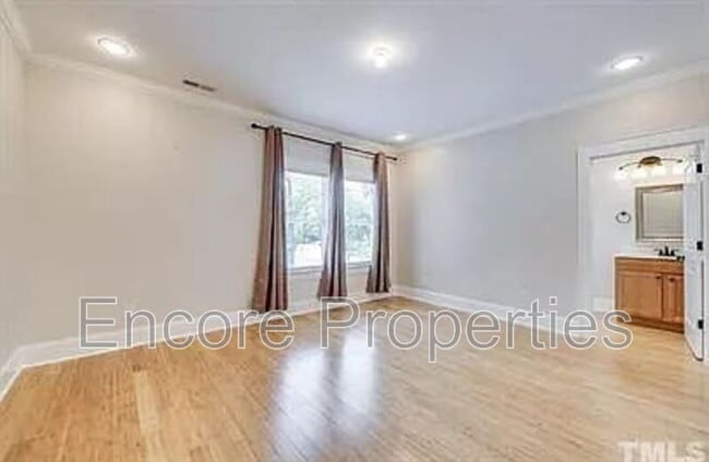 Foto del edificio - 1002 Monmouth Ave