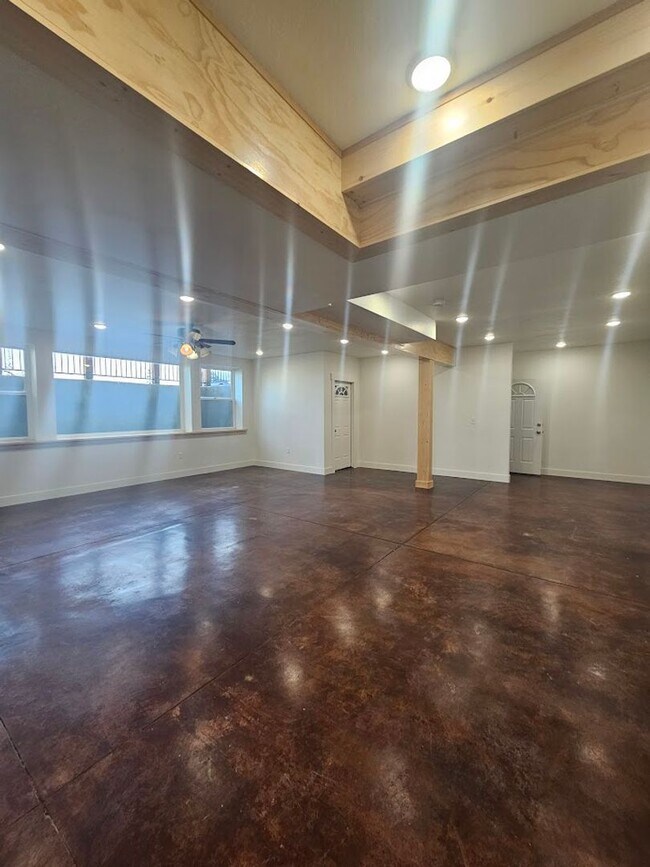 Building Photo - Country Living in Melba - Multi-Generation...