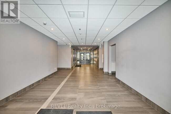 Photo du bâtiment - 300B-300B Fourth Ave