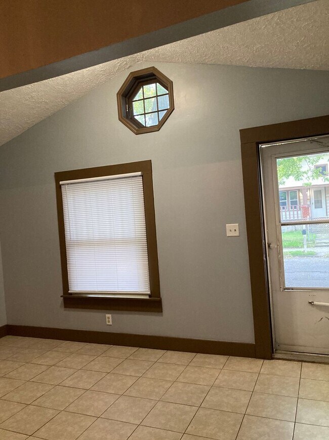 Foto del edificio - Price reduced Spacious 3 bedroom, 1 bath h...