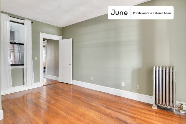 Building Photo - Private bedroom in 3 bed/2 bath Home