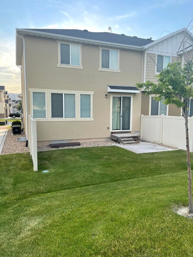 Foto del edificio - Beautiful townhome near Thanksgiving Point for rent