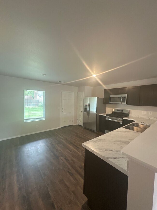 Foto del edificio - BRAND NEW Three Bedroom | Two Bath Home in...